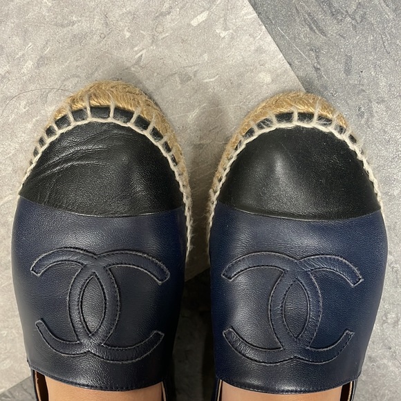 Chanel lambskin espadrilles in beige and navy/black - Picture 2 of 4